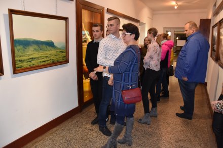 Zgromadzeni goście w czasie finisażu